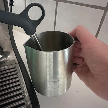 Mælkeskummeren på Sage The Bambino SES450