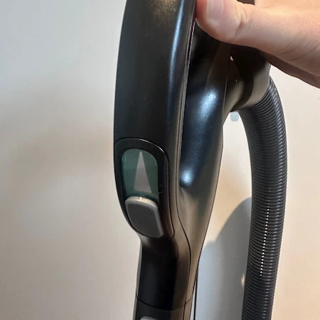 Støvsuger med betjeningsknapper på håndtaget