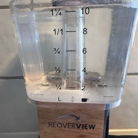 Vandtankens kapacitet er angivet i både liter og antal kopper