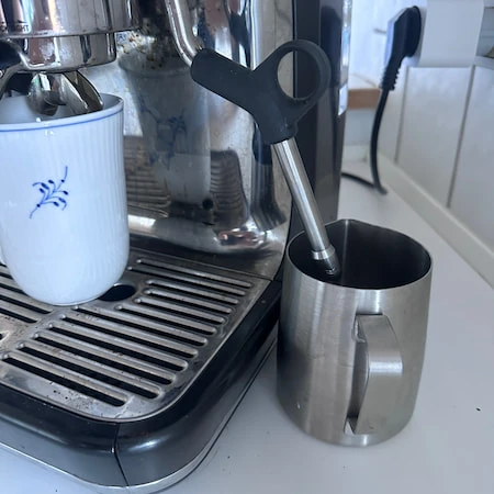 Semi-automatisk espressomaskine med mælkeskummer