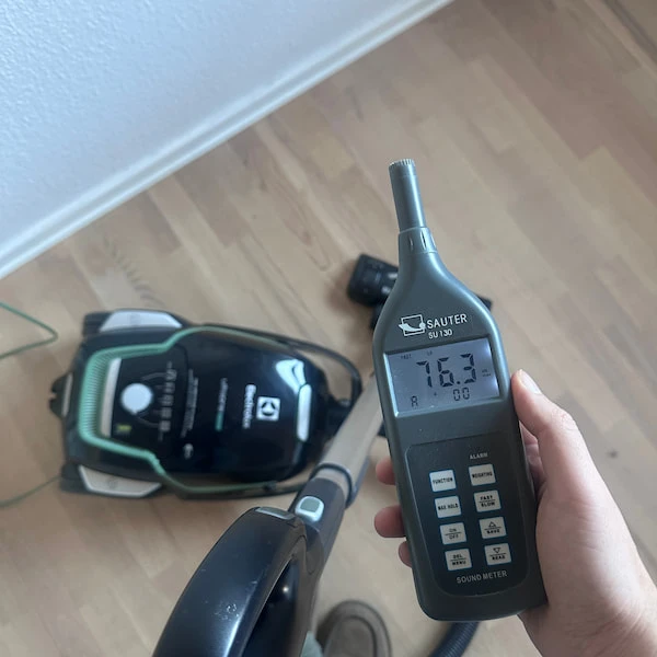 Misurazione del livello di rumore di un aspirapolvere