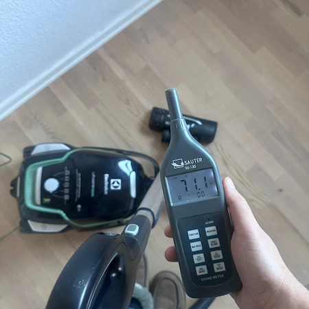 Test van het geluidsniveau van een stofzuiger