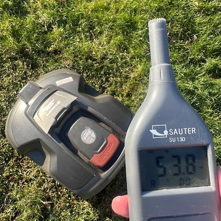 Medición del nivel de ruido de un robot cortacésped