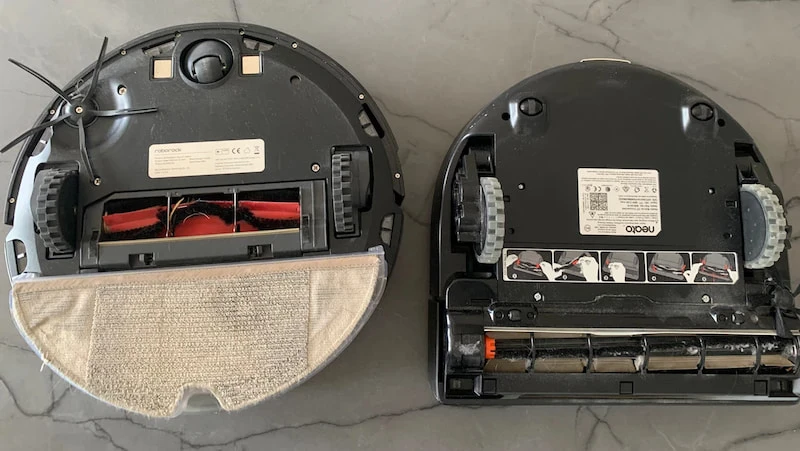 De onderkant van de Neato Botvac D7 Connected vergeleken met de Roborock S6 MaxV