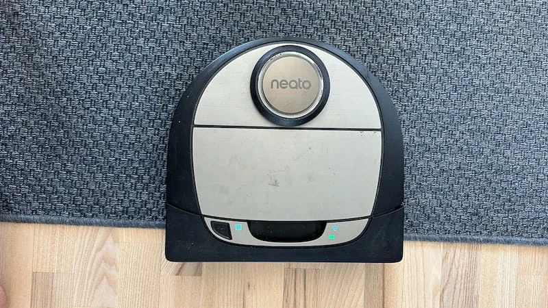 Neato Botvac D7 Connected die een tapijt schoonmaakt
