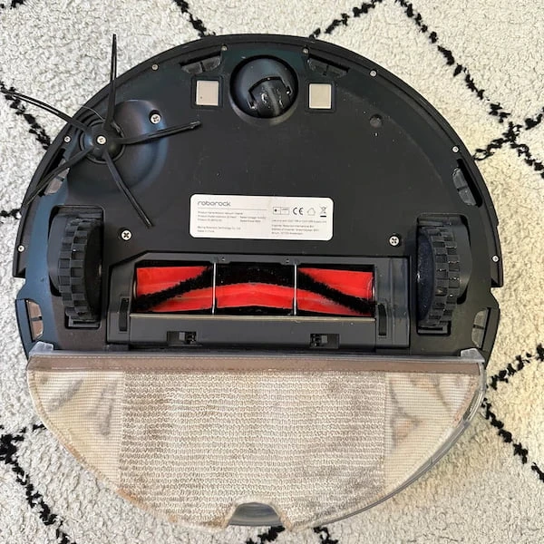 Roborock S6 MaxV met zijn dweil bevestigd